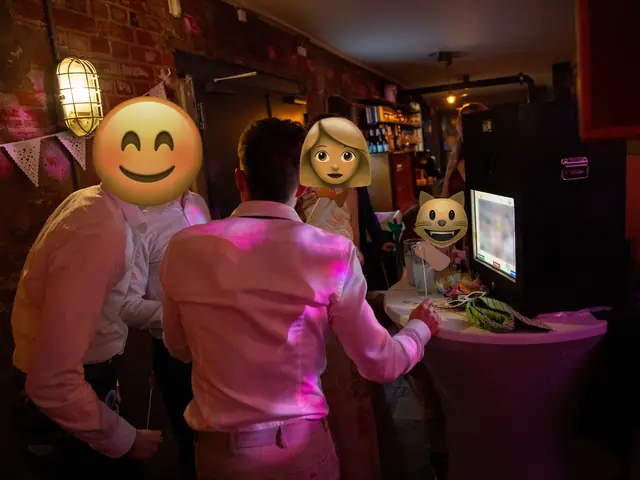 Gäste machen ein Foto, Hochzeit (2025)